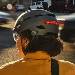 Casque Giro Mips Et Lumières Avant/arrière -Magasin De Vélos casque velo femme giro escape mips velo urbain