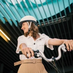 Closca Helmet Blanc -Magasin De Vélos helmet white mesa de trabajo 1 581x600 1