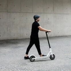 Closca Helmet Noir -Magasin De Vélos mesa de trabajo 2 1 1000x1000 1