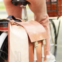 Sacoche Vélo Femme Basil Urban Load 53L -Magasin De Vélos sacoche velo femme basil urban load orange terra cota rose vieilli